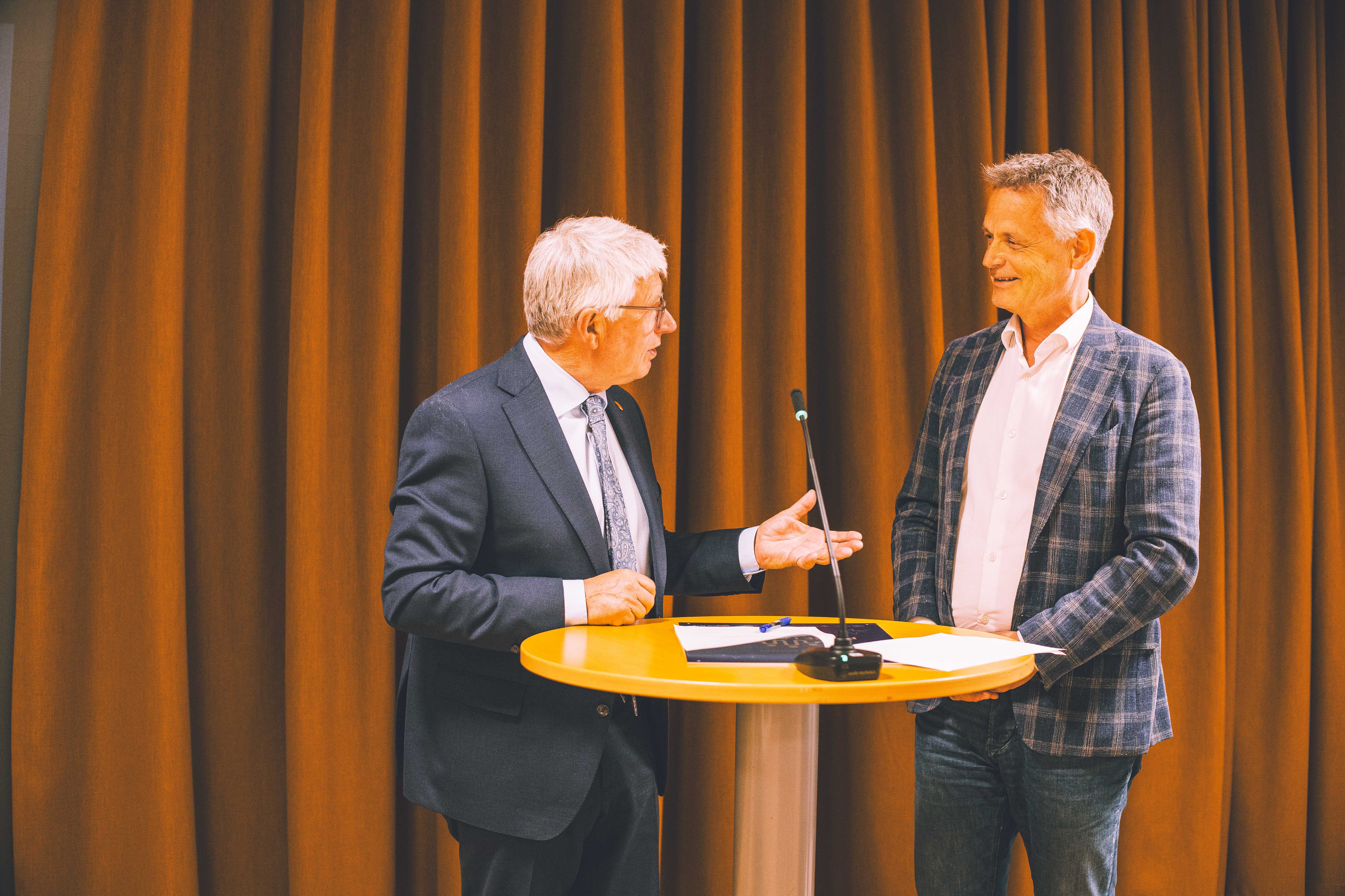 FIA signering Agder fylkeskommune_Arne Thomassen og Trond M Backer_Helena Frustøl Andås (1 av 1).jpg