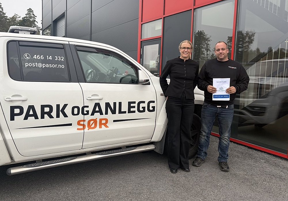 park og anlegg sør signerer garantien.jpg