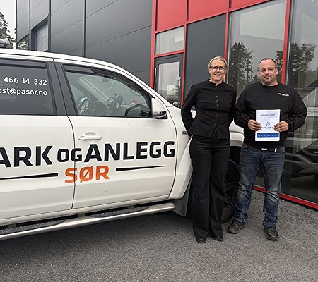 park og anlegg sør signerer garantien.jpg