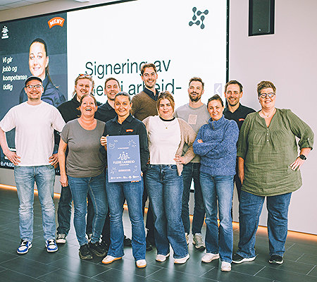 Meny signerer Flere i arbeid-garantien_April 2026_Henrik Kyte Assmann (2 av 3).jpg