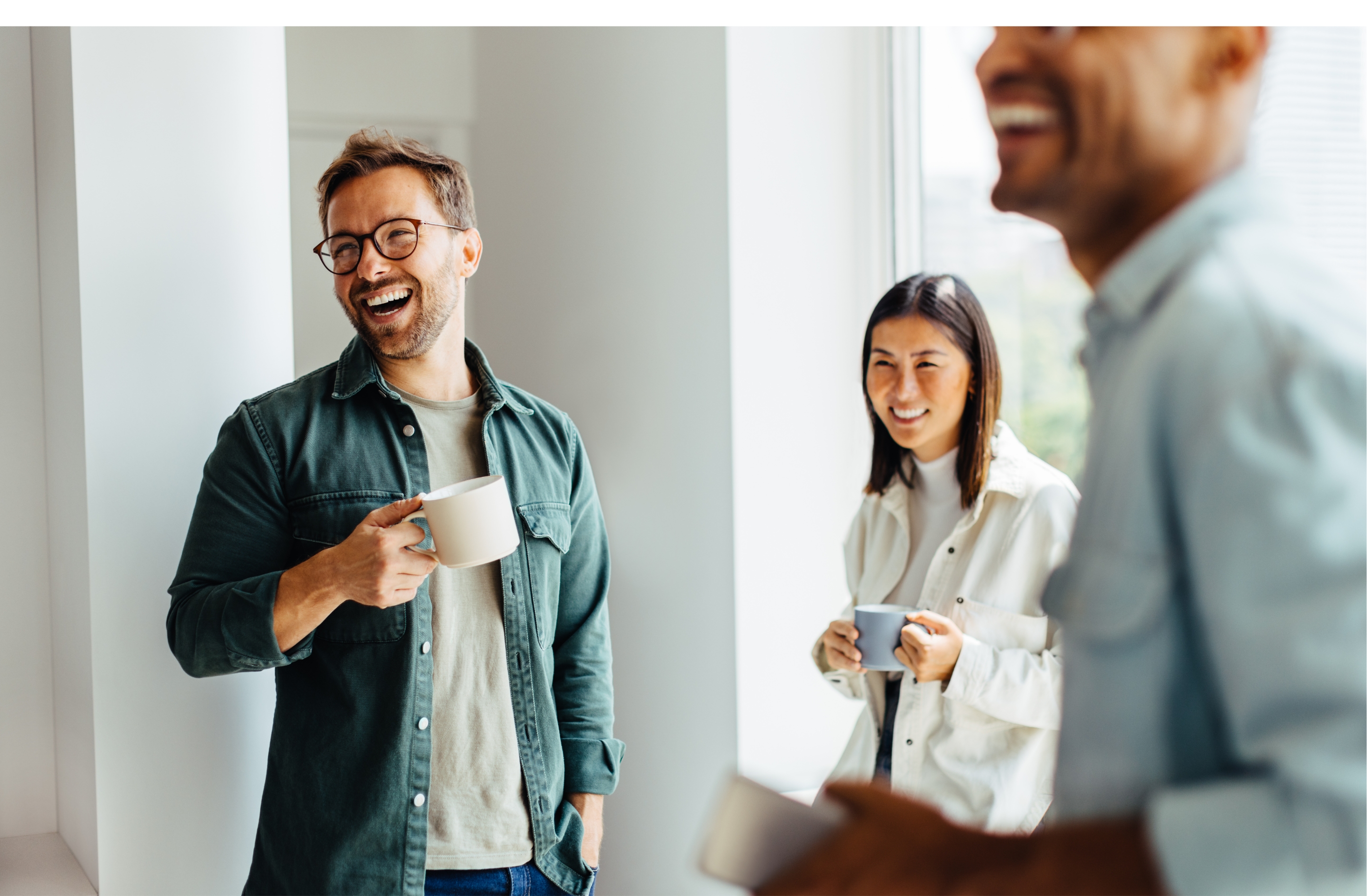 lykkelige-kollegaer-drikker-kaffe.jpg