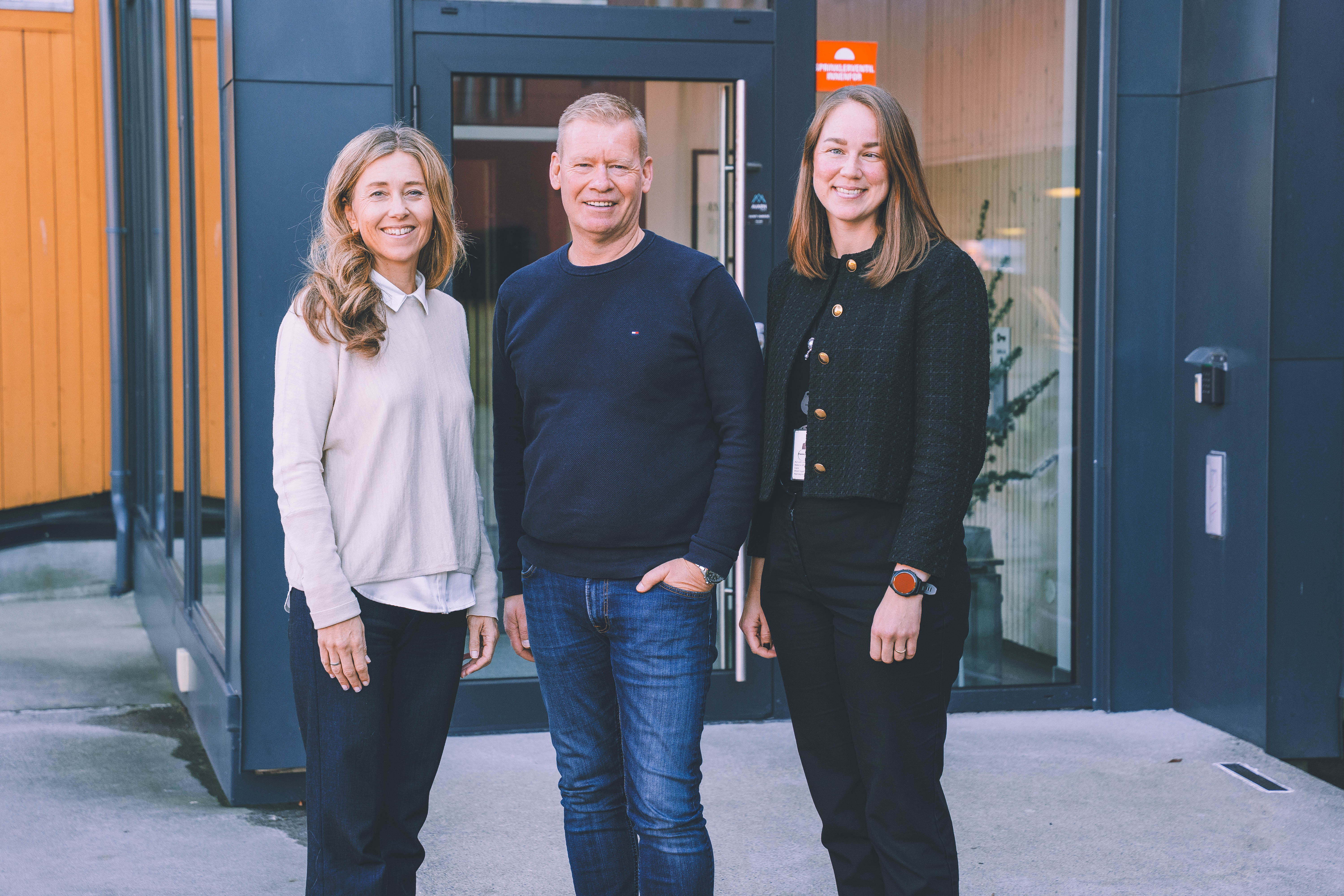 Signering Flere i arbeid-garanti med PwC. Fra venstre: Hege Gabrielen, Rune Byremo og Thanee Marielle Indergård Ro